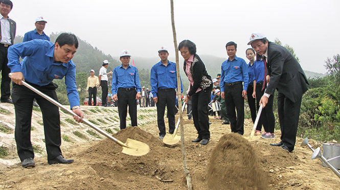 [-]Quảng[-]Bình:[-]Trồng[-]hơn[-]3.600[-]cây[-]xanh[-]tại[-]khu[-]mộ[-]Đại[-]tướng[-]Võ[-]Nguyên[-]Giáp
